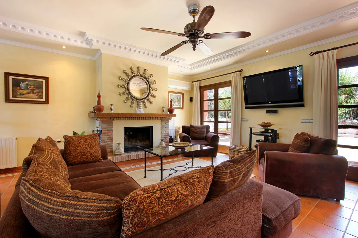 6-Bedroom Villa in El Madroñal 4
