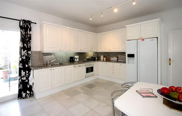 4-Bedroom Villa in The Golden Mile 4