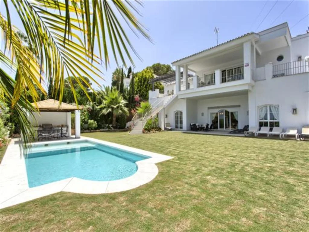 5-Bedroom Villa in Nueva Andalucía 4