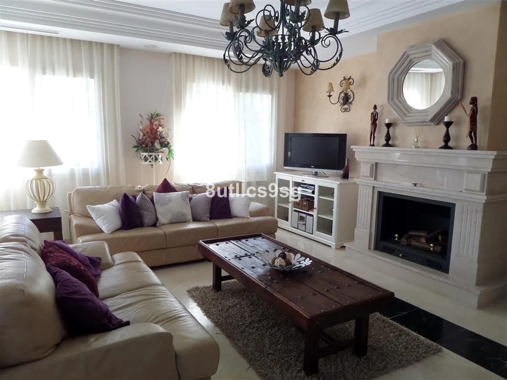 6-Bedroom Villa in Nueva Andalucía 3