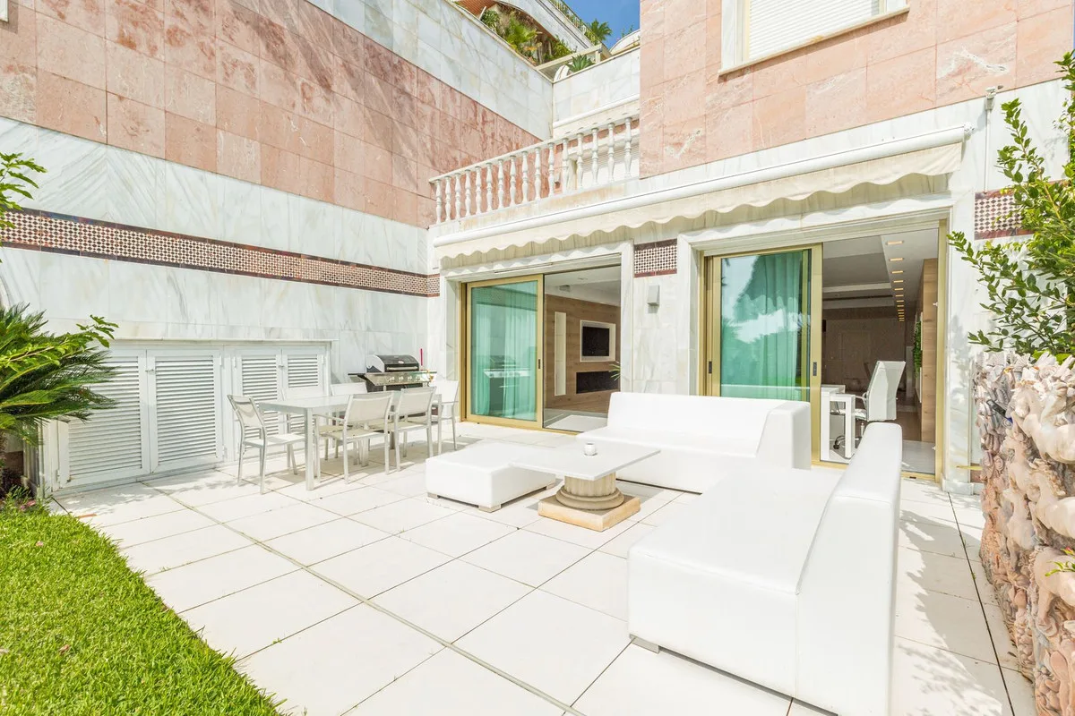 3-Bedroom Apartment in Puerto Banús — Puerto Banús