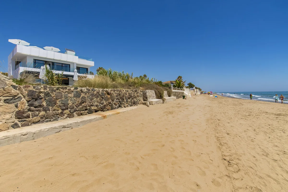 6-Bedroom Villa in Costabella 4