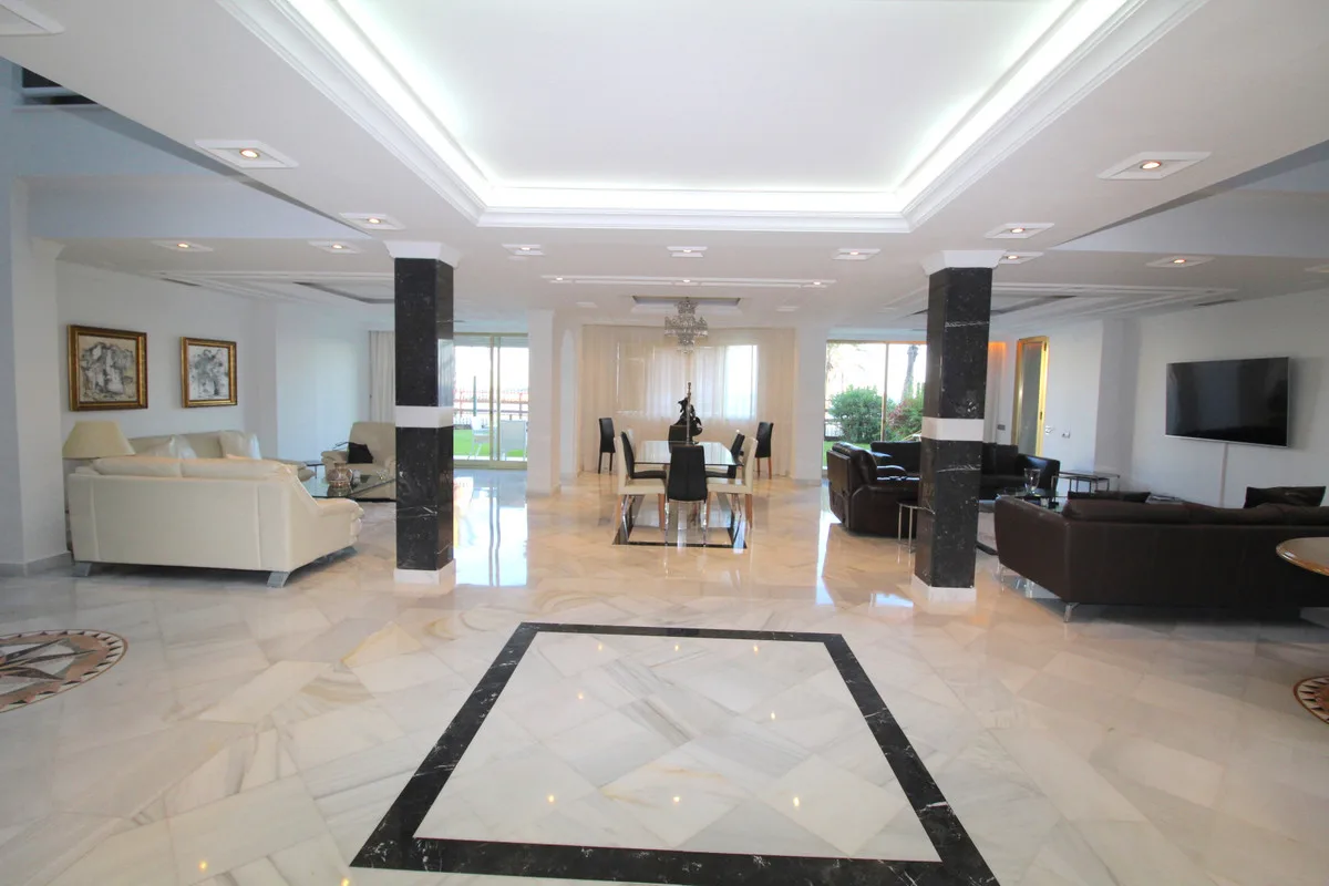 4-Bedroom Apartment in Puerto Banús 2