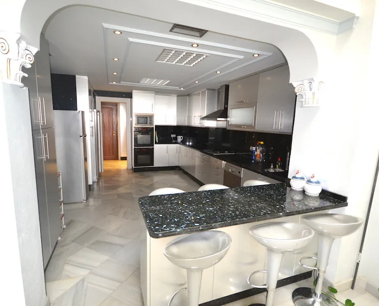 4-Bedroom Apartment in Puerto Banús 4