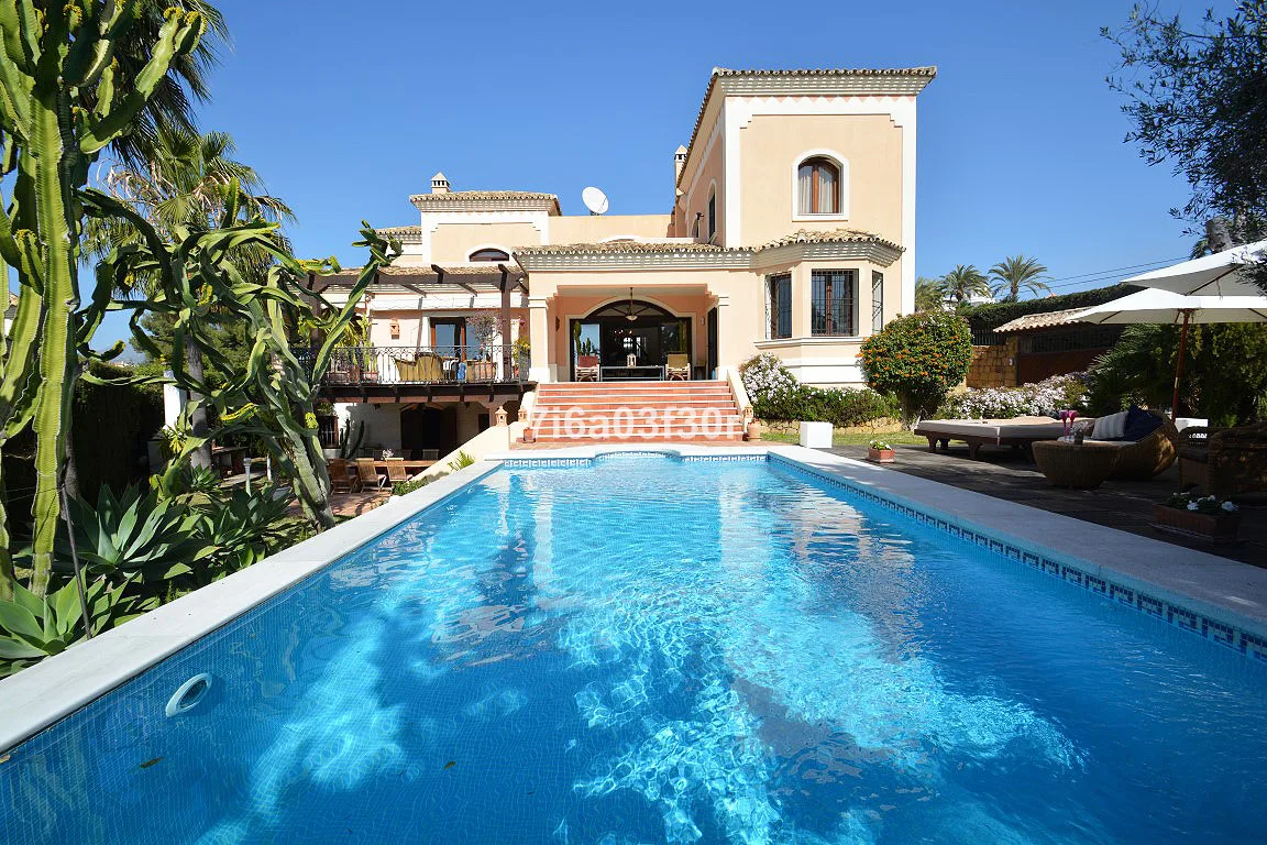 5-Bedroom Villa in Nueva Andalucía 2