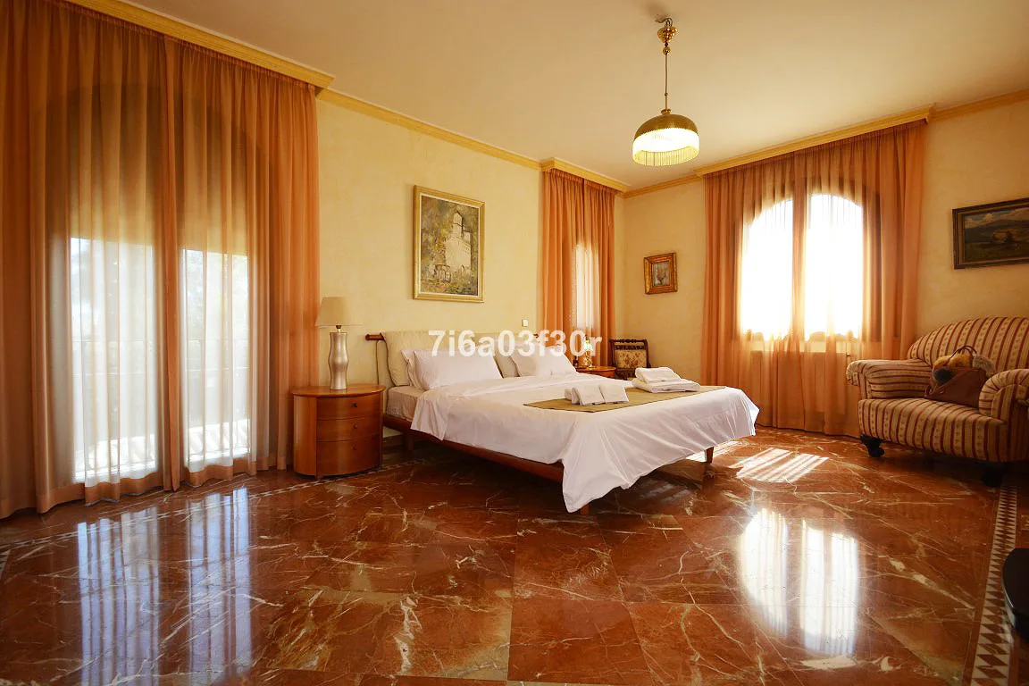 5-Bedroom Villa in Nueva Andalucía 5