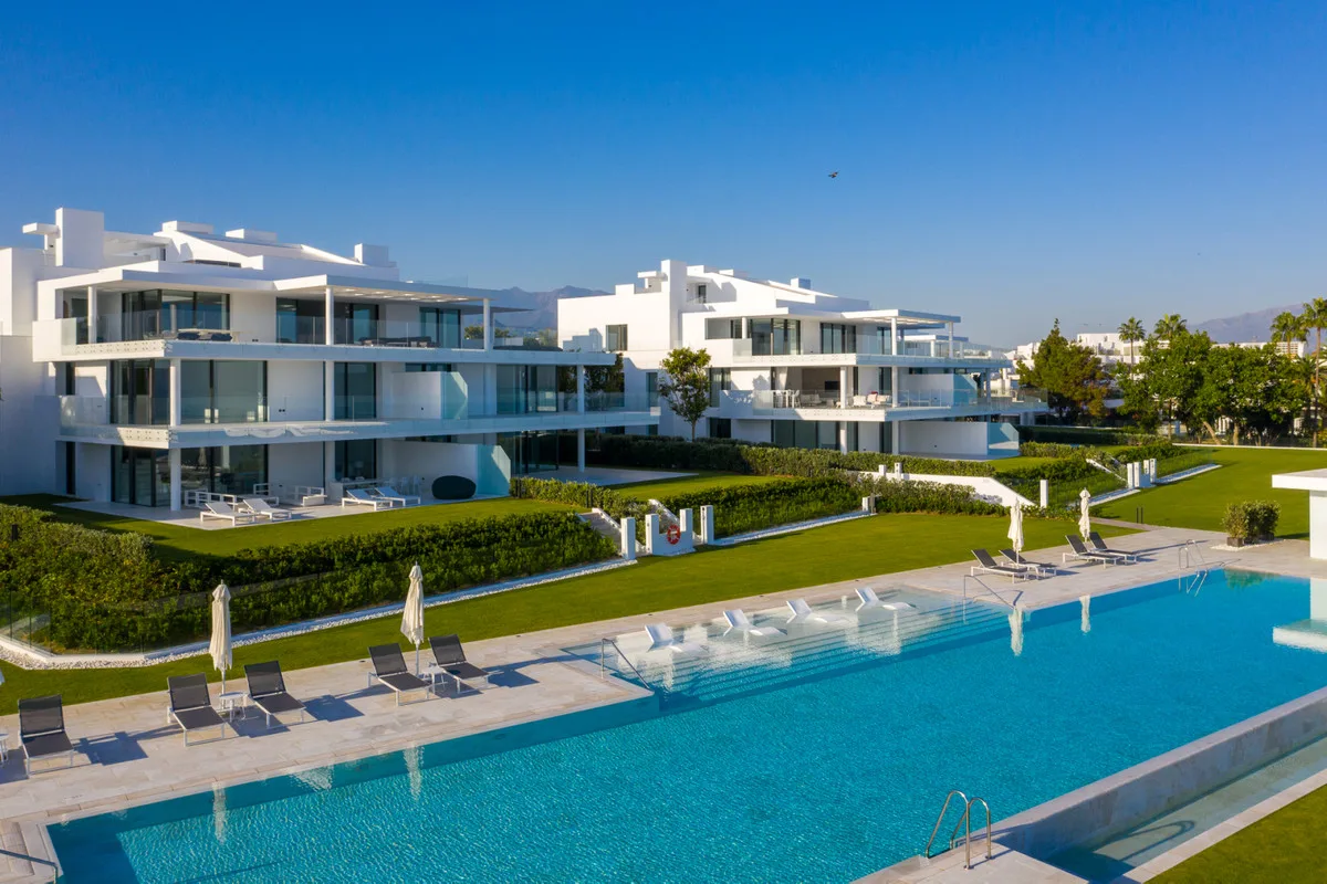 4-Bedroom Apartment in Estepona 2