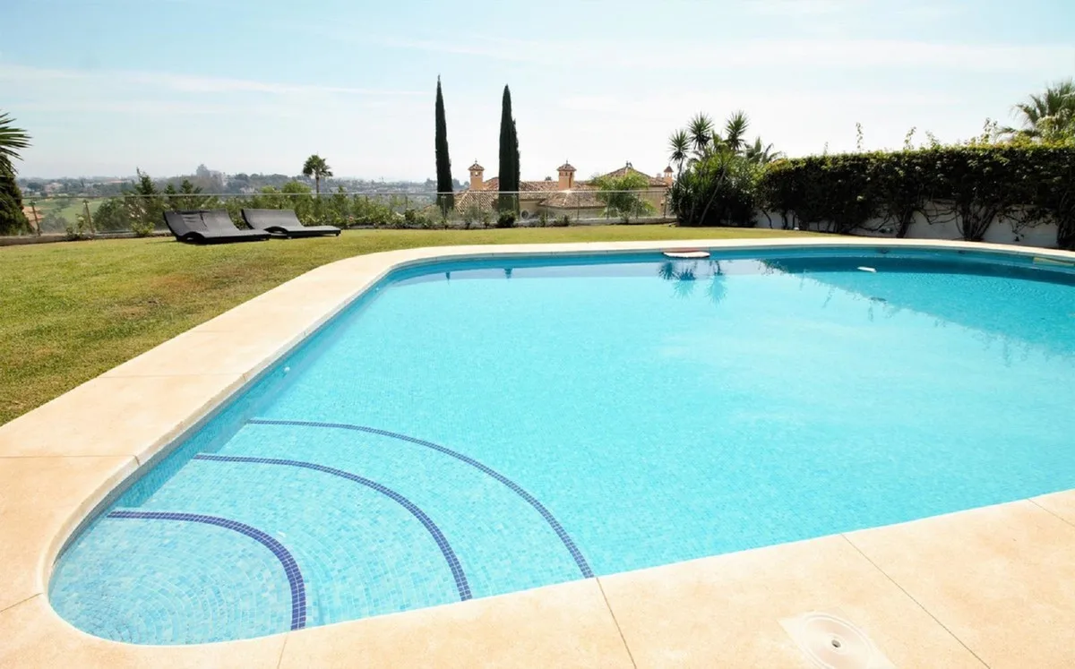10-Bedroom Villa in El Paraiso 2