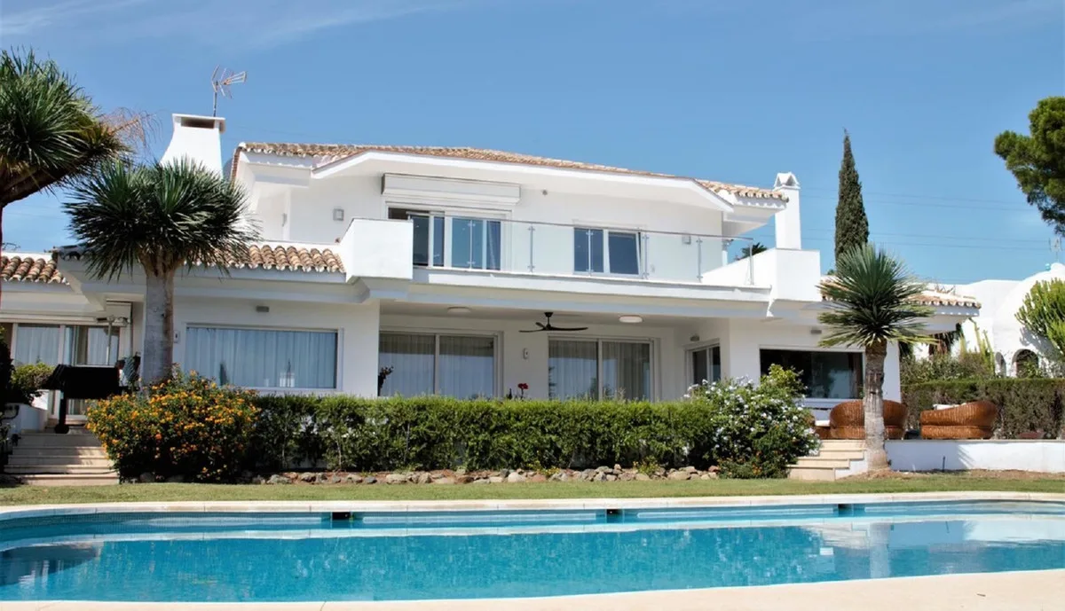 10-Bedroom Villa in El Paraiso 3