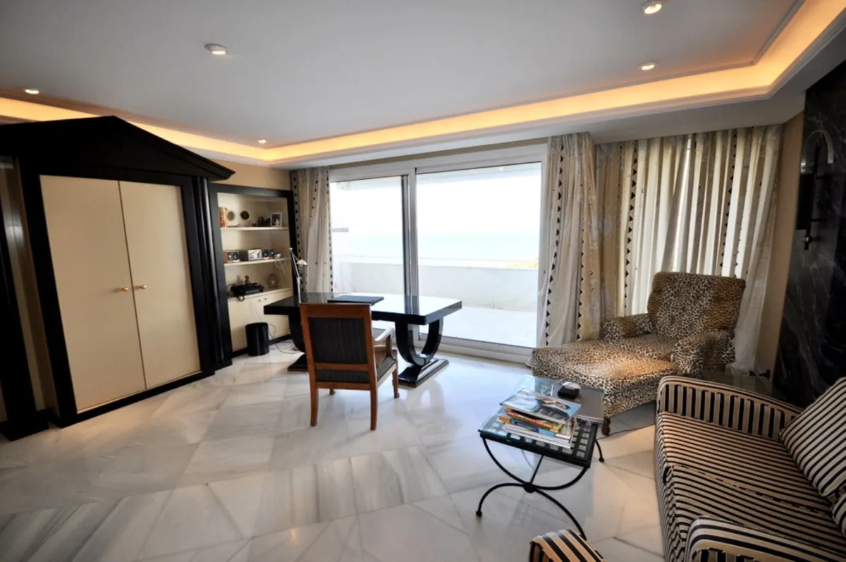 3-Bedroom Apartment in The Golden Mile 5