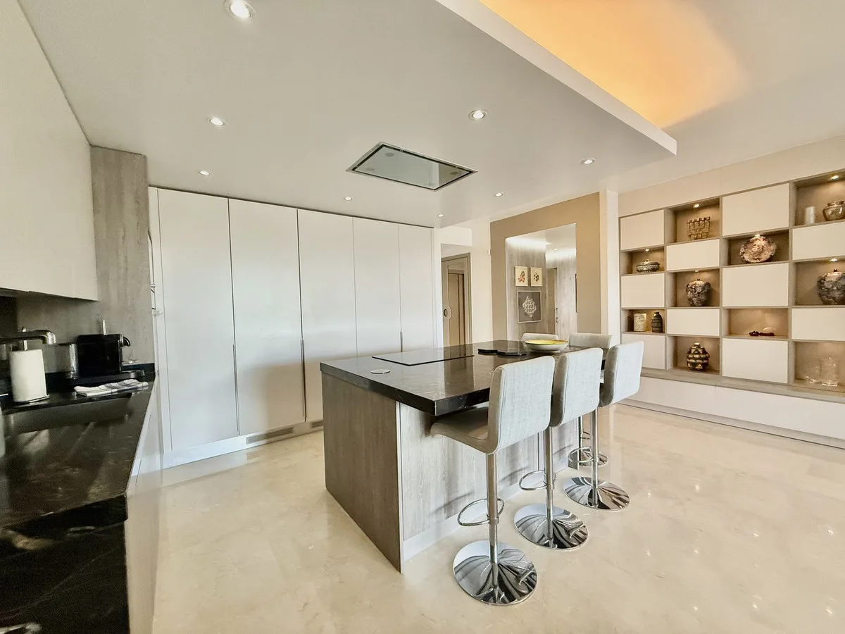3-Bedroom Apartment in The Golden Mile 5