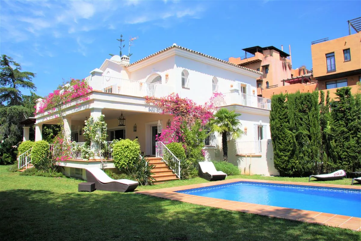 5-Bedroom Villa in Estepona — Estepona