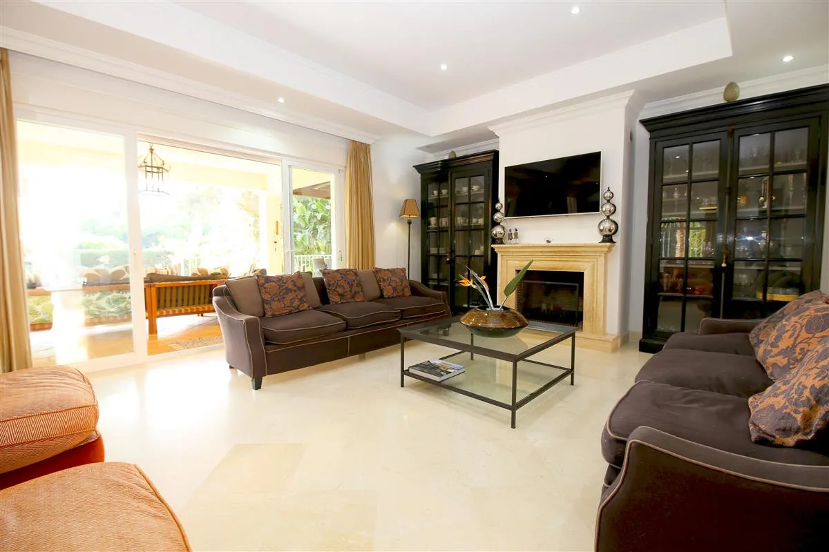 5-Bedroom Villa in Estepona 3