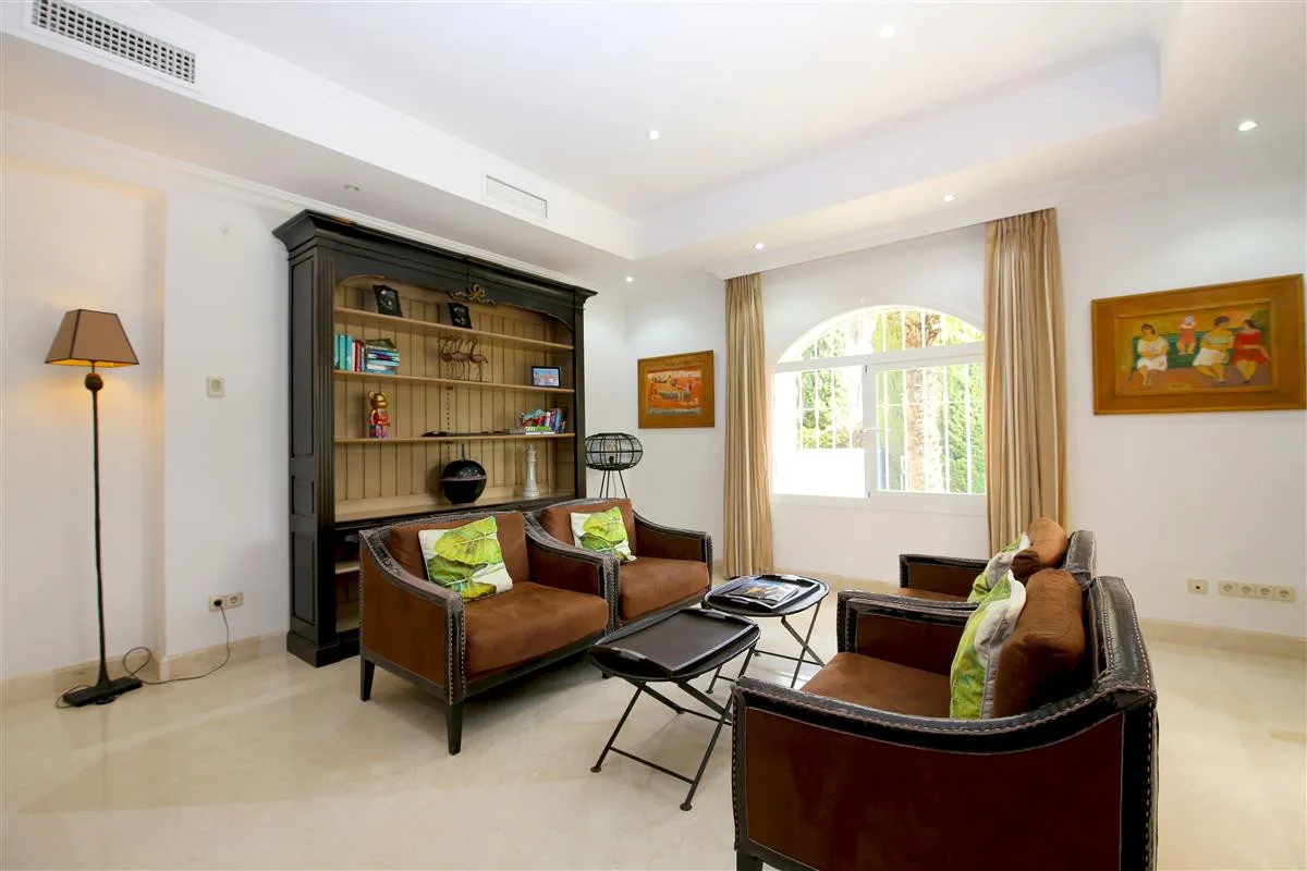 5-Bedroom Villa in Estepona 4