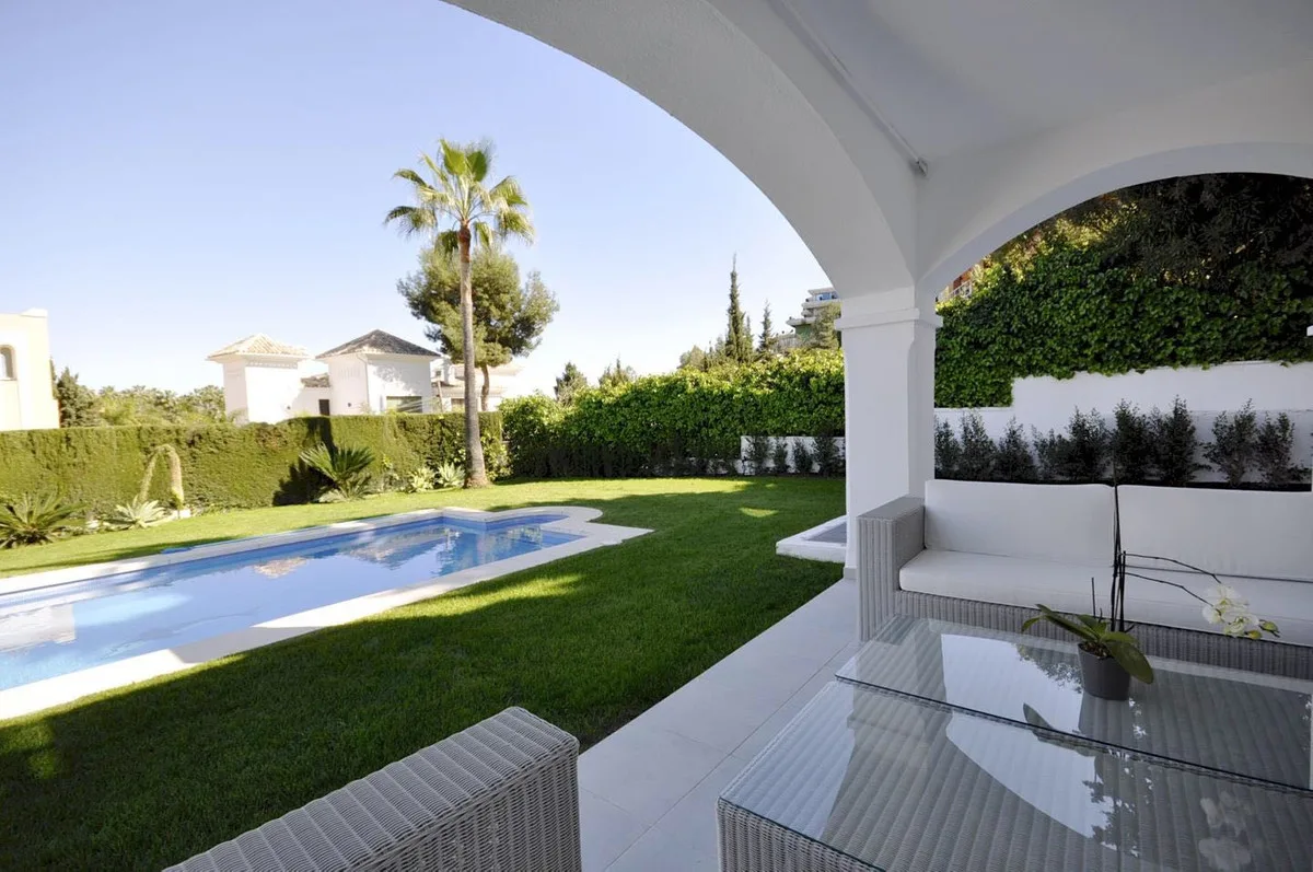 6-Bedroom Villa in Nueva Andalucía 2