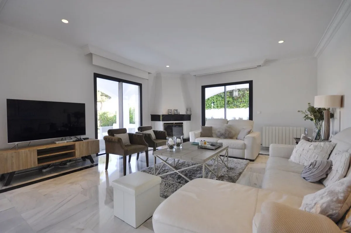 6-Bedroom Villa in Nueva Andalucía 3