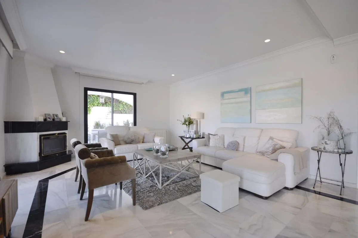 6-Bedroom Villa in Nueva Andalucía 4