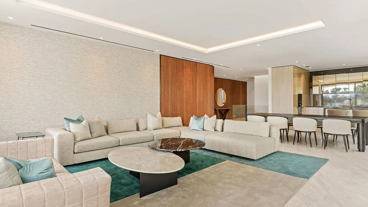4-Bedroom Apartment in The Golden Mile 3