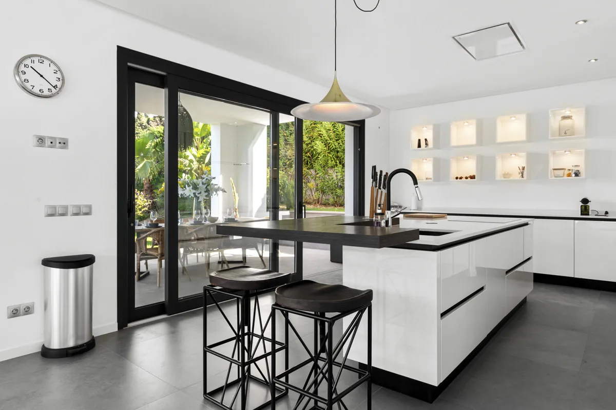 4-Bedroom Villa in Las Chapas 3