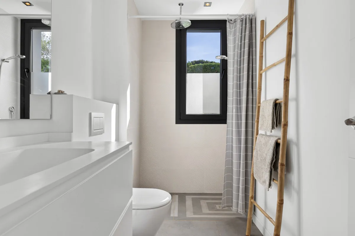4-Bedroom Villa in Las Chapas 5