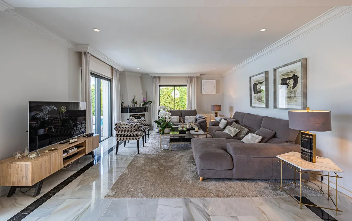 6-Bedroom Villa in Nueva Andalucía 4