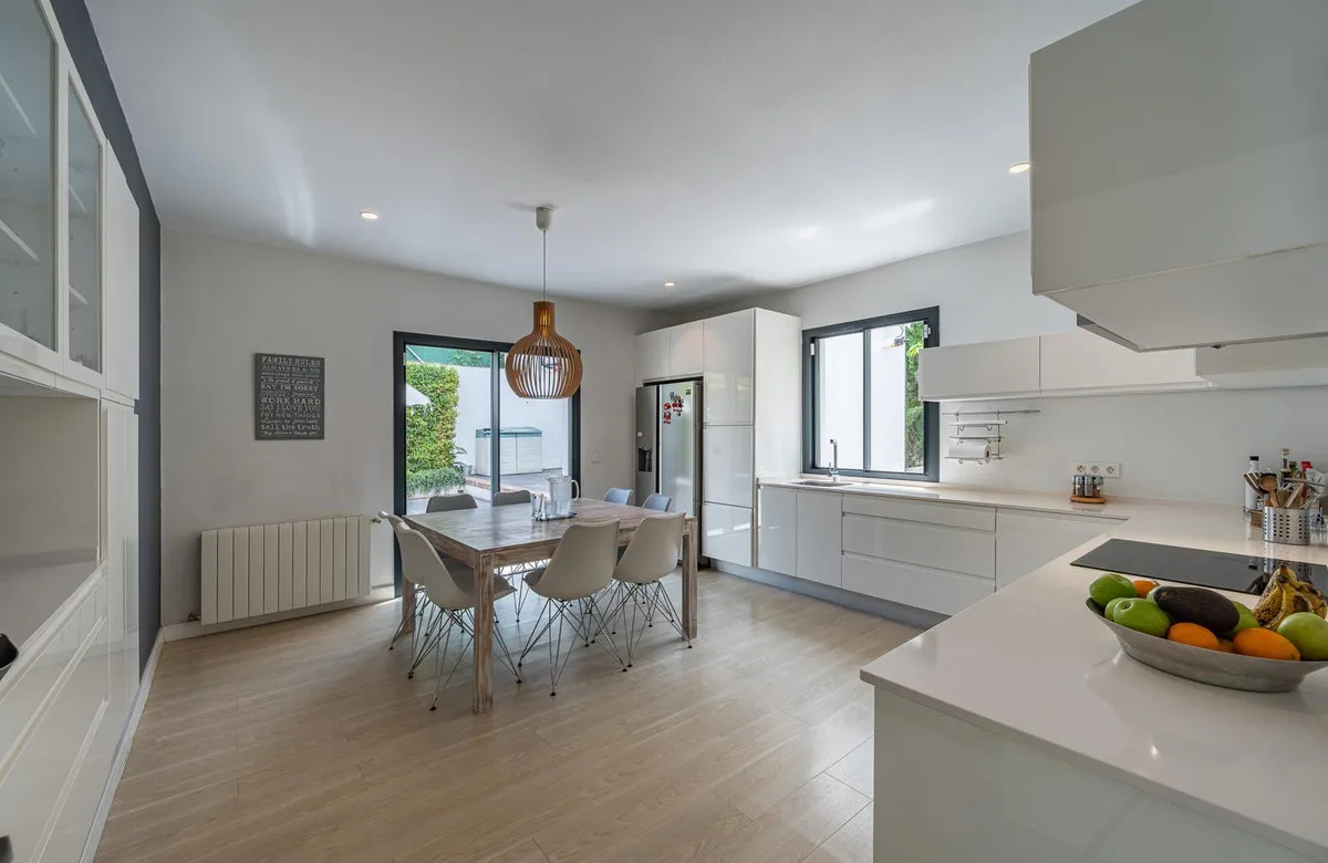 6-Bedroom Villa in Nueva Andalucía 5