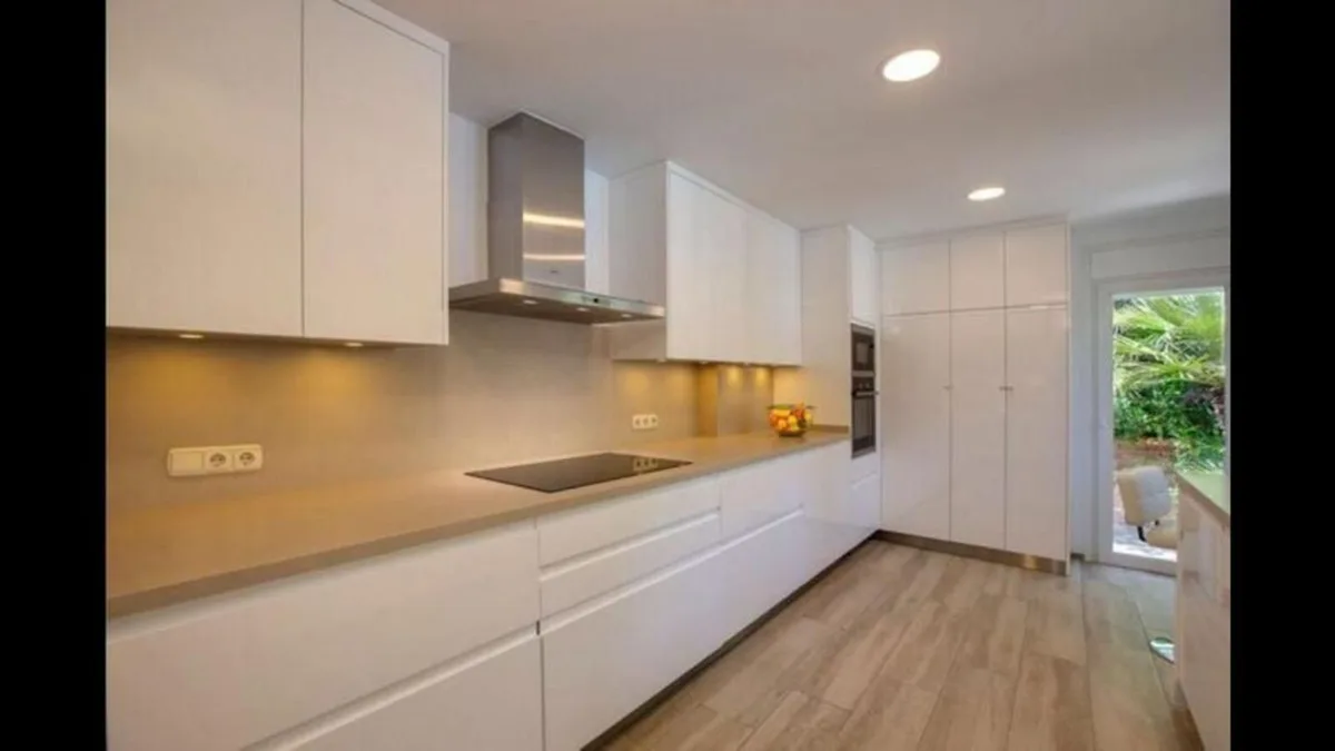 6-Bedroom Villa in The Golden Mile 4