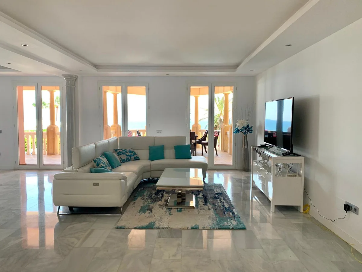 5-Bedroom Villa in Calahonda 4