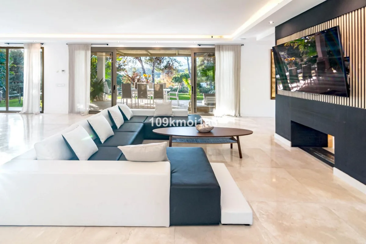 6-Bedroom Villa in Río Real 2