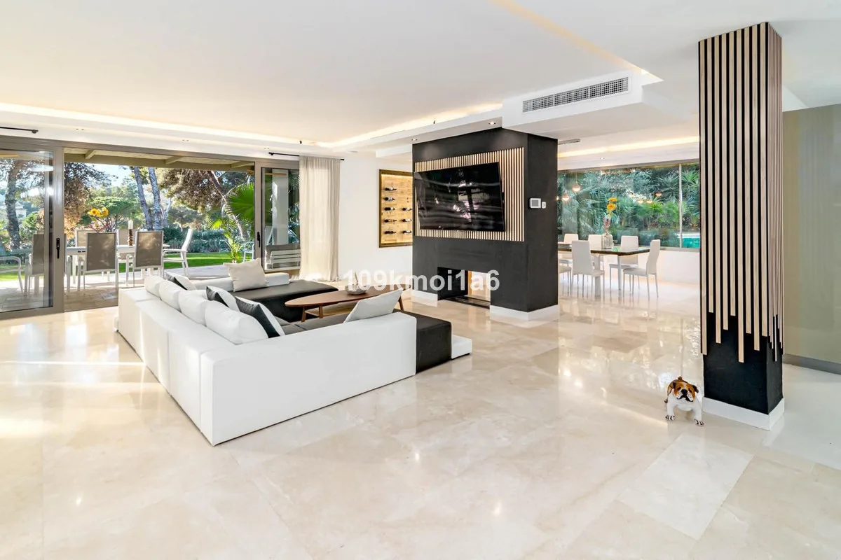 6-Bedroom Villa in Río Real 3