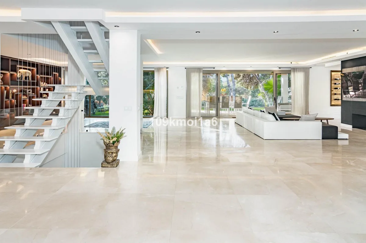 6-Bedroom Villa in Río Real 4