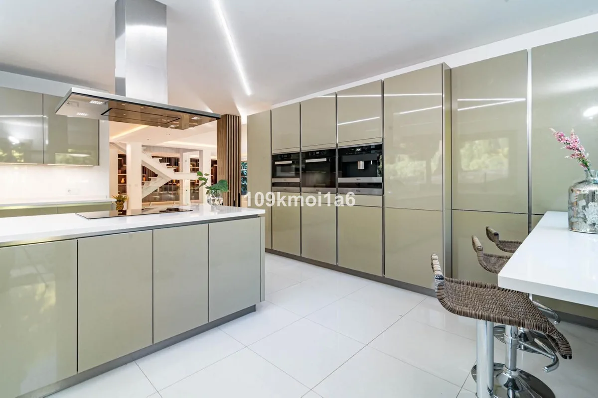 6-Bedroom Villa in Río Real 5