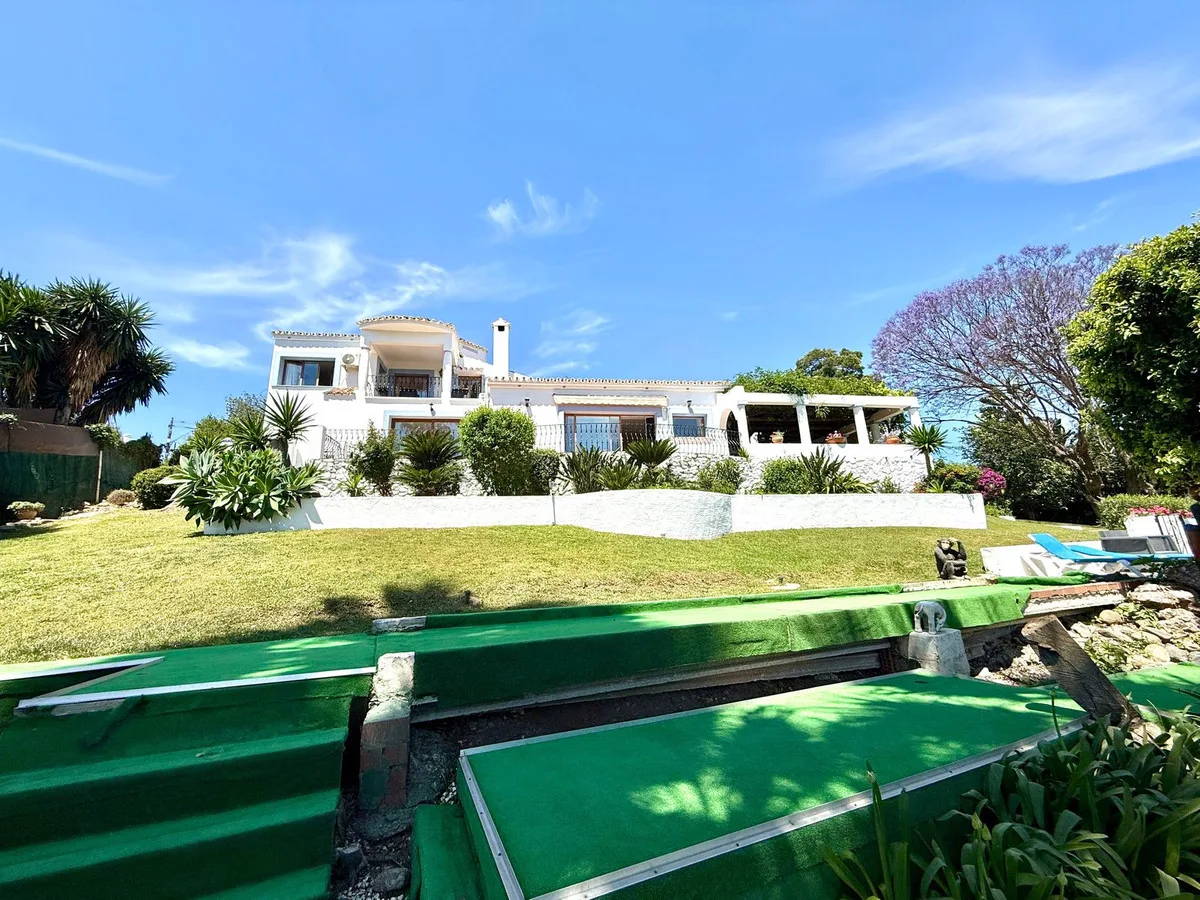 6-Bedroom Villa in Guadalmina Alta 2