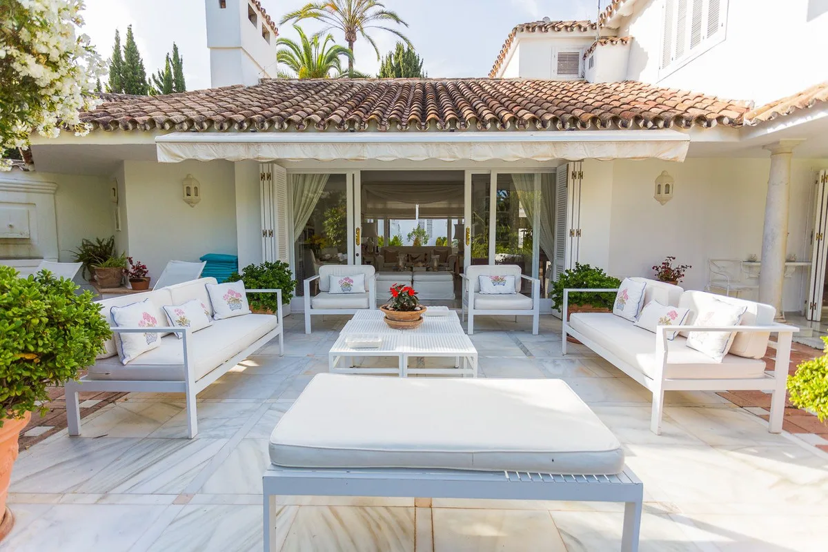 7-Bedroom Villa in The Golden Mile 2