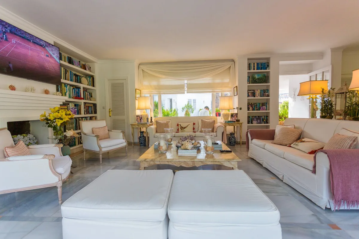 7-Bedroom Villa in The Golden Mile 4