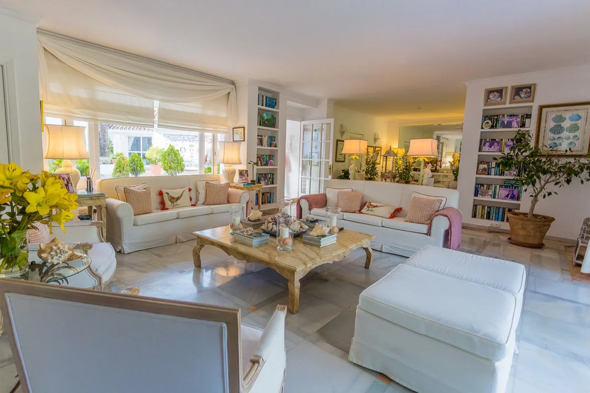 7-Bedroom Villa in The Golden Mile 5
