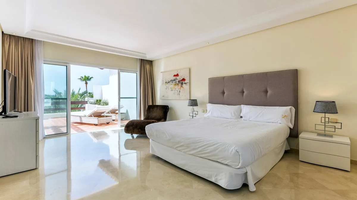 3-Bedroom Apartment in Puerto Banús 4