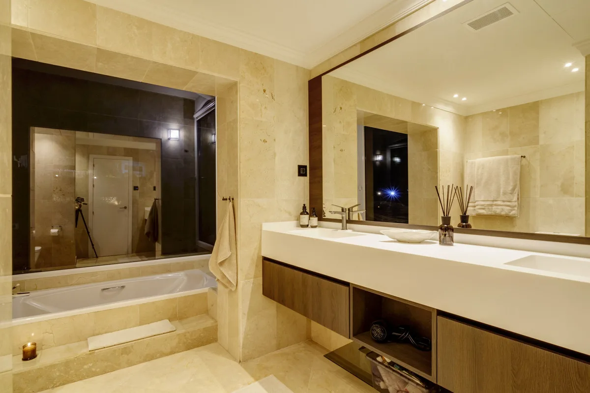 6-Bedroom Villa in Nueva Andalucía 2