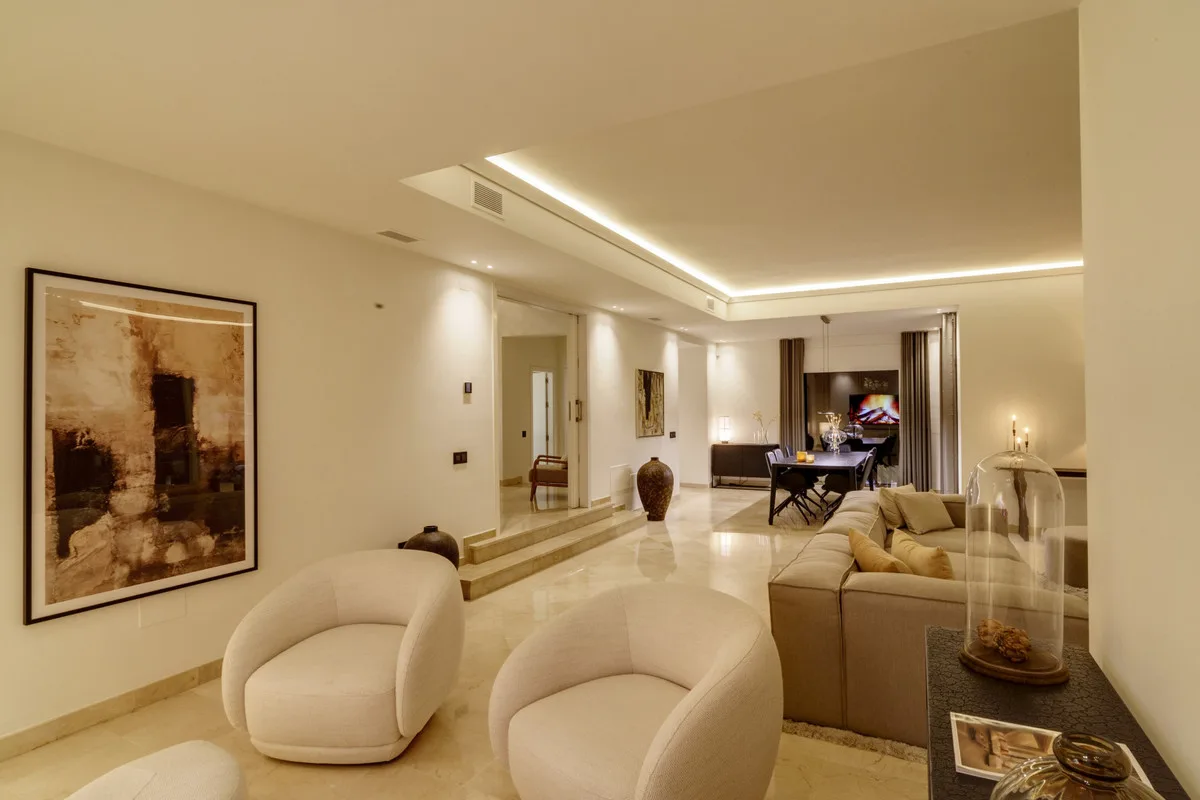 6-Bedroom Villa in Nueva Andalucía 4