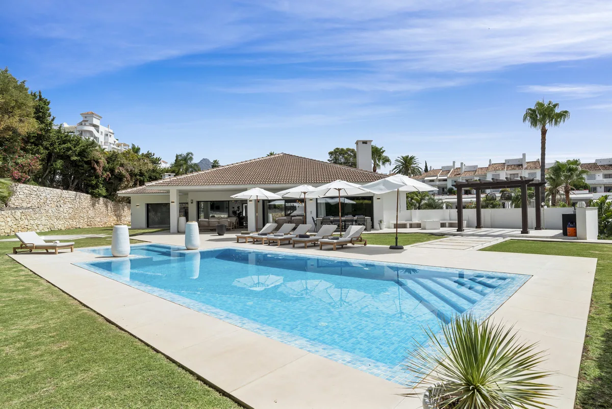 6-Bedroom Villa in Nueva Andalucía Main