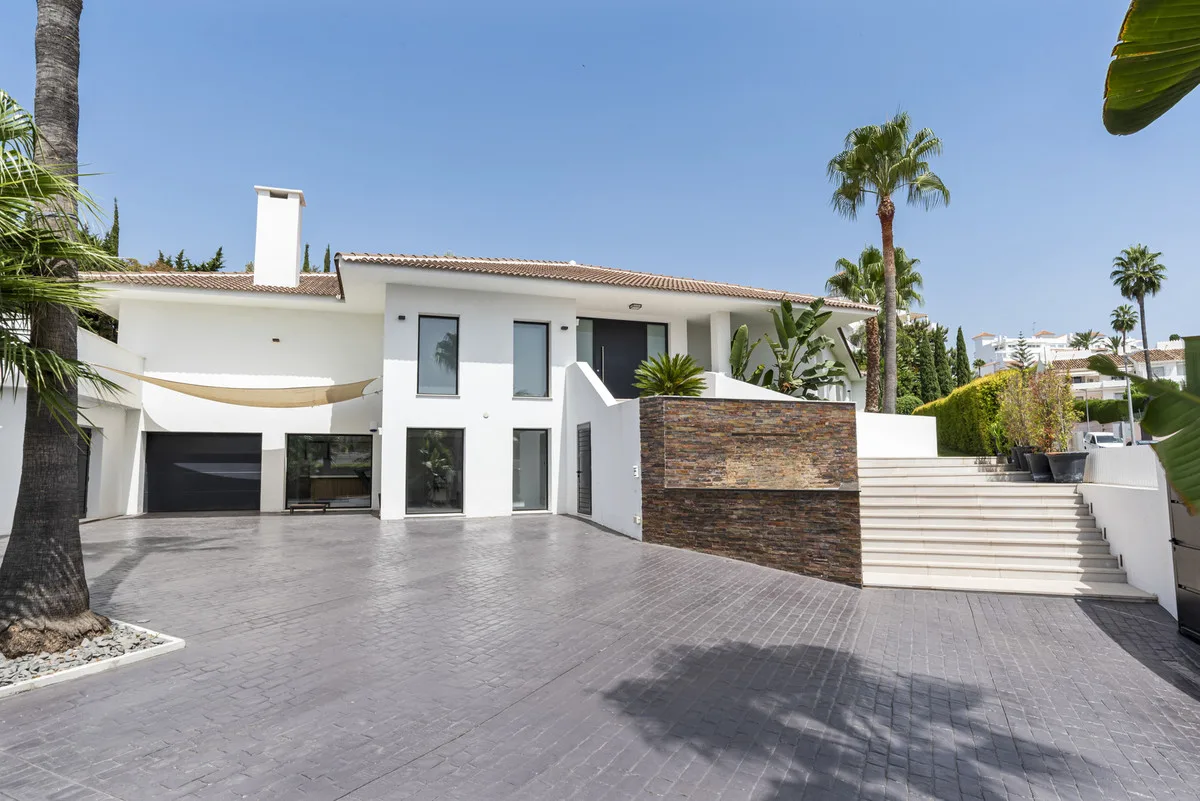 6-Bedroom Villa in Nueva Andalucía 2