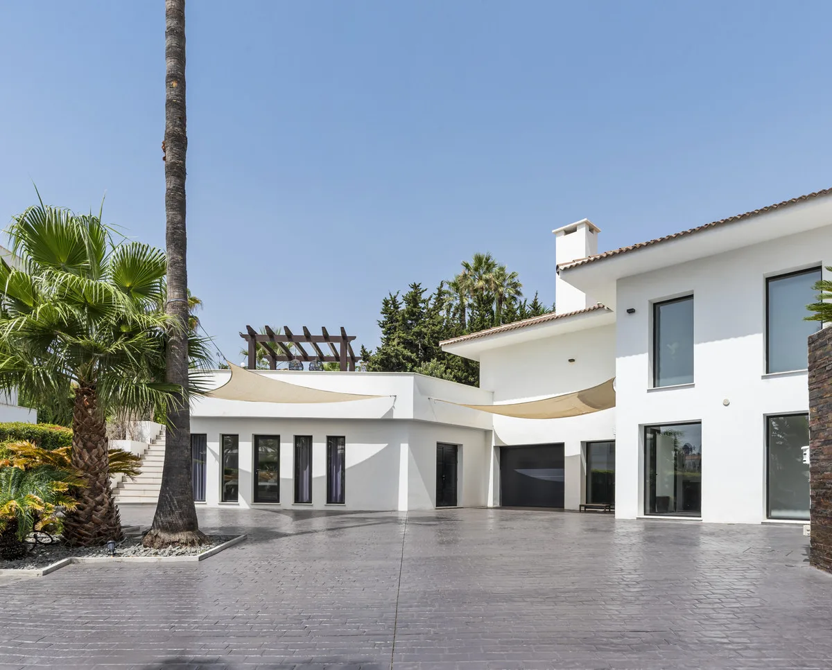6-Bedroom Villa in Nueva Andalucía 3