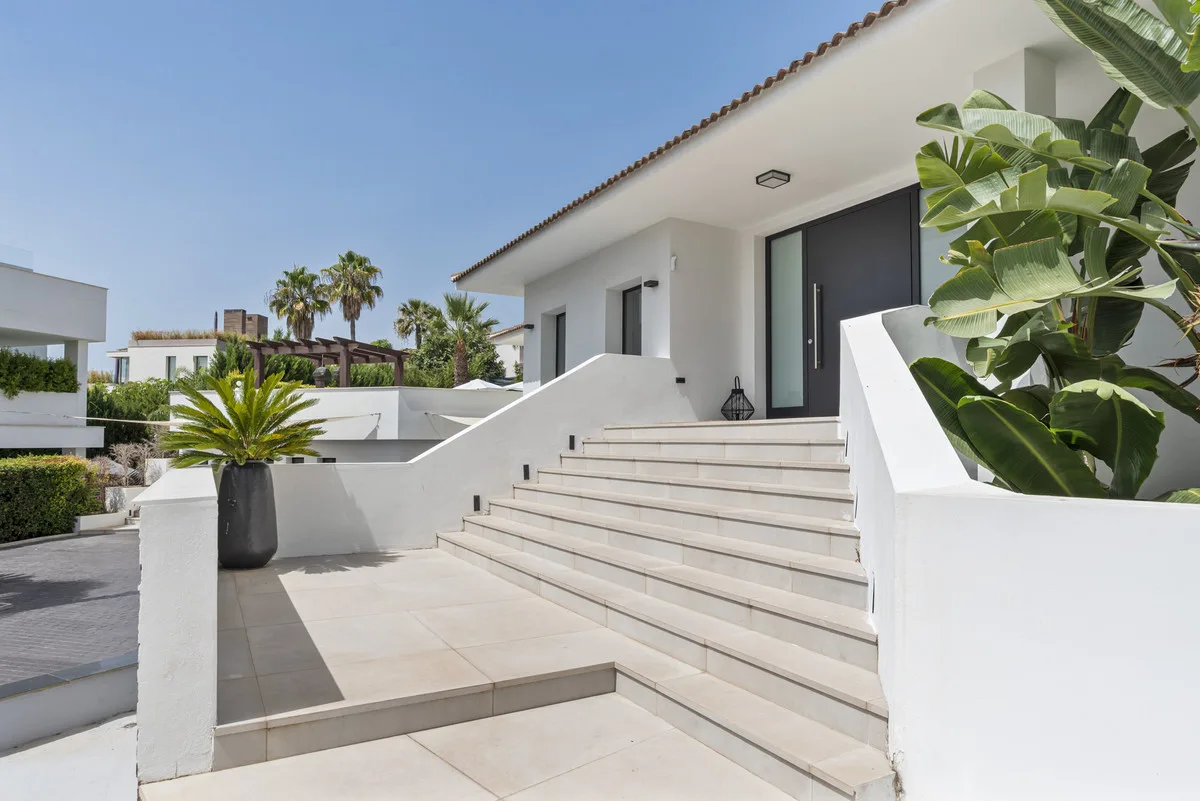 6-Bedroom Villa in Nueva Andalucía 4