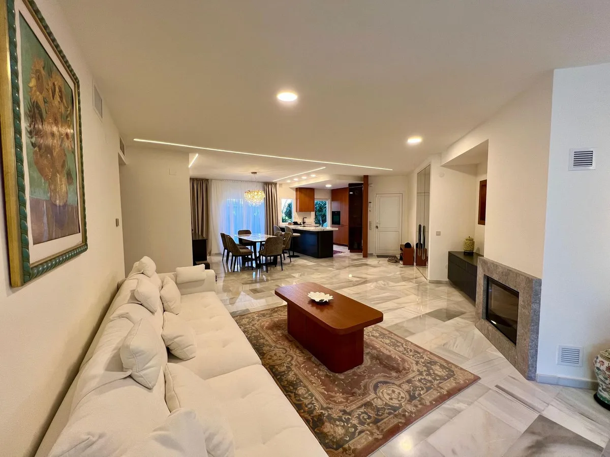 3-Bedroom Apartment in The Golden Mile — The Golden Mile