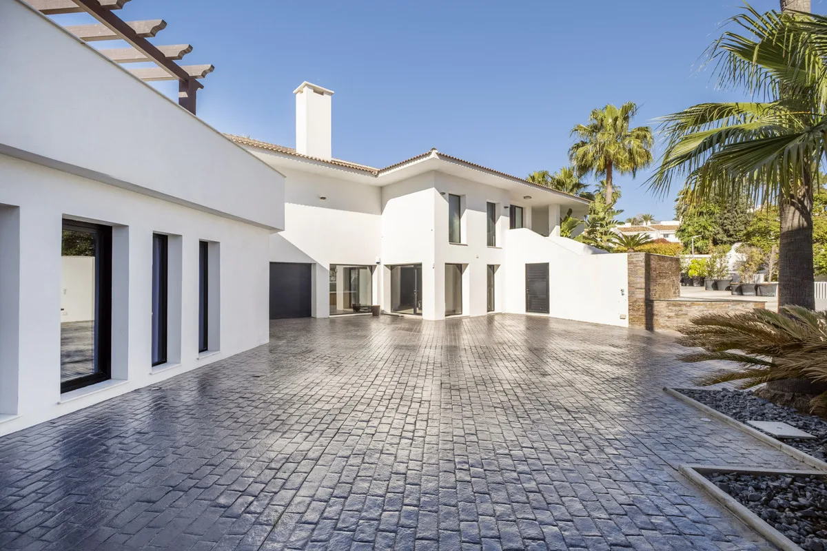 6-Bedroom Villa in Nueva Andalucía 2