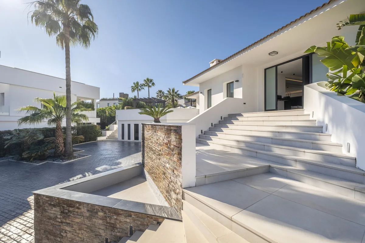 6-Bedroom Villa in Nueva Andalucía 4