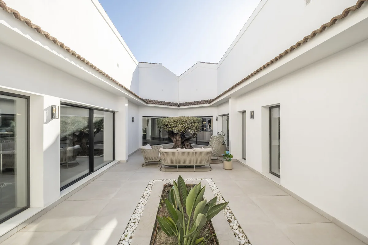 6-Bedroom Villa in Nueva Andalucía 5