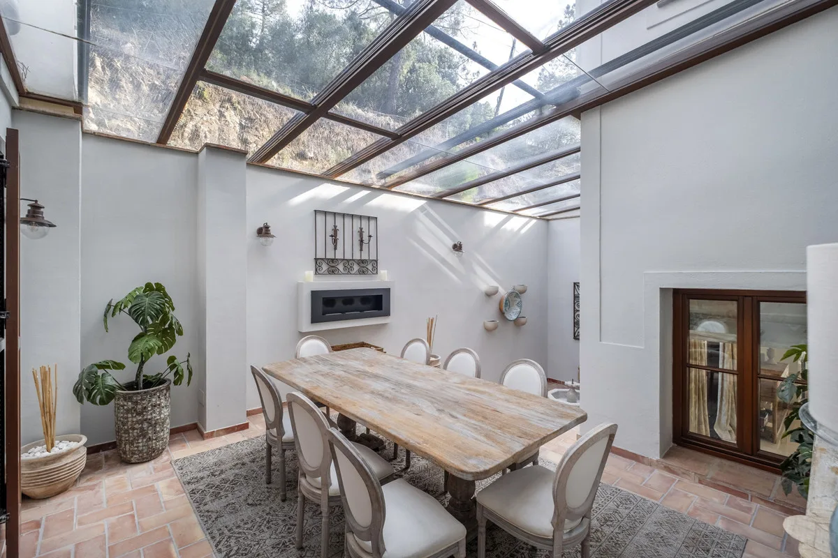 6-Bedroom Villa in El Madroñal 2