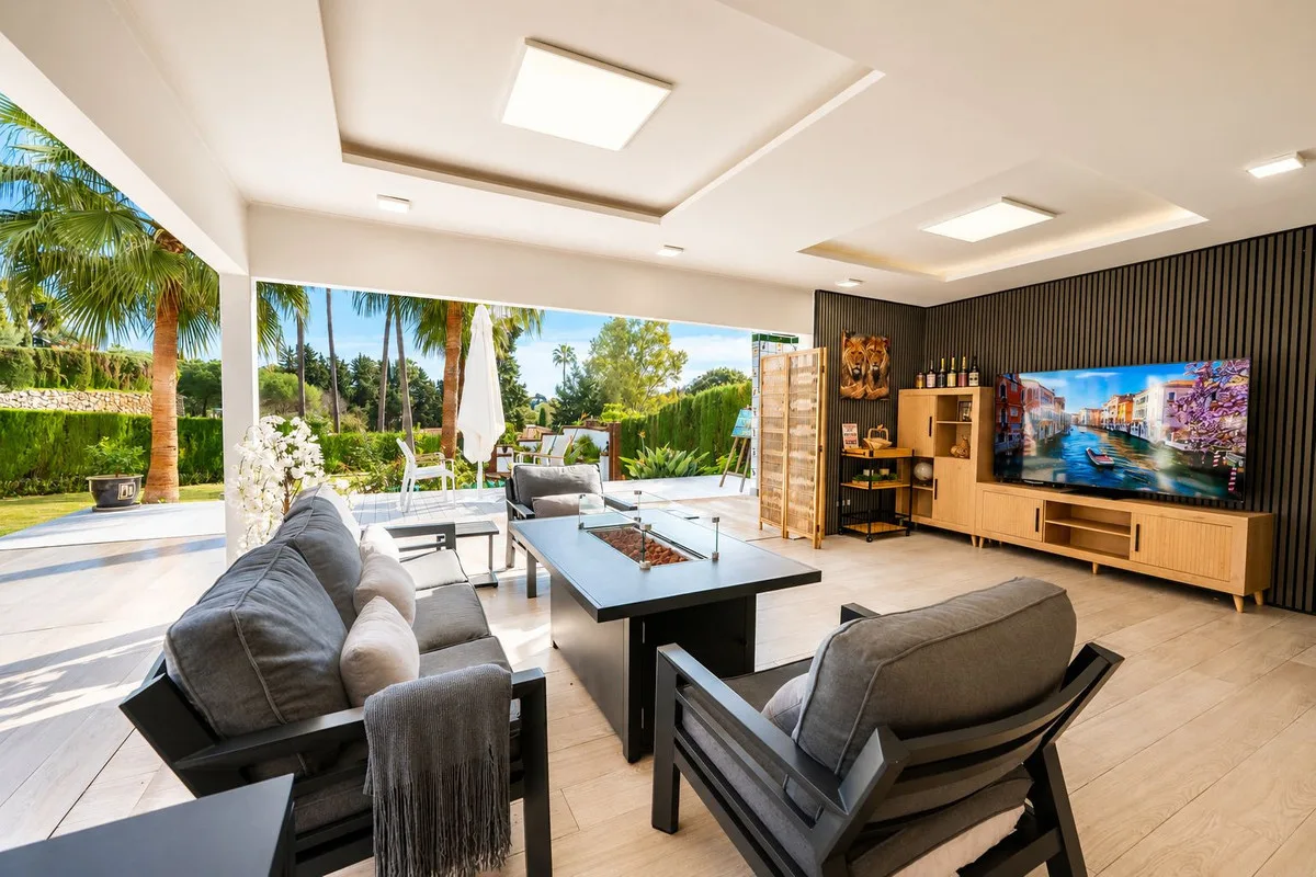 8-Bedroom Villa in El Paraiso — El Paraiso