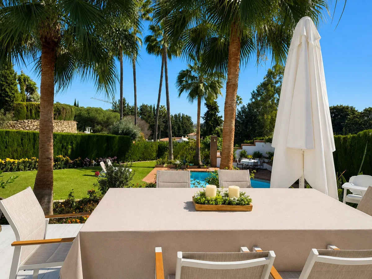 8-Bedroom Villa in El Paraiso 3